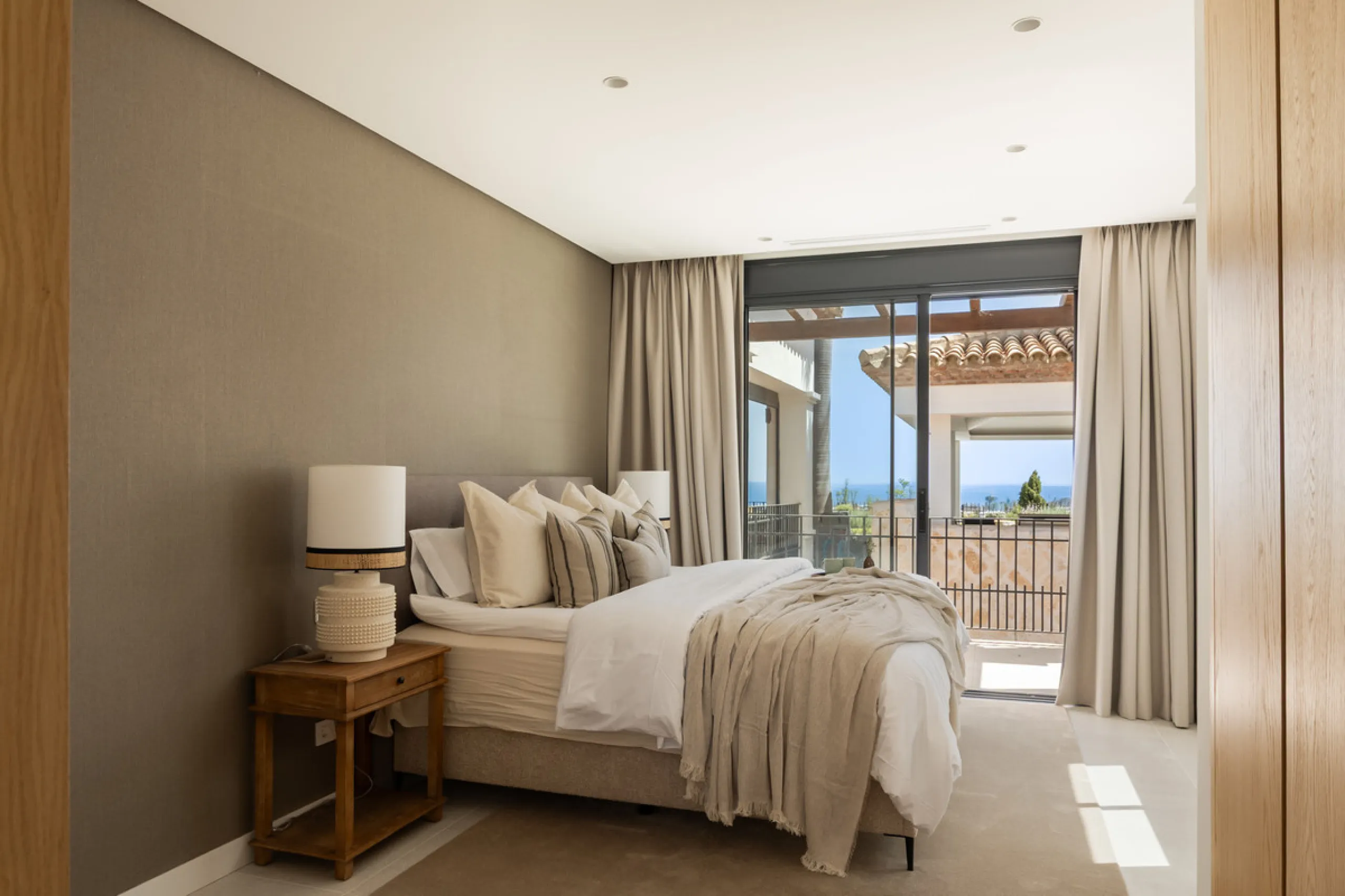 Set within the prestigious 24-hour gated community, moments from the iconic Anantara Villa Padierna Palace, this exceptional south-facing villa embodies the very best of contemporary Mediterranean luxury. Recently completed after a total high-end renovati