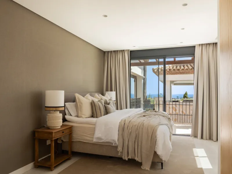 Set within the prestigious 24-hour gated community, moments from the iconic Anantara Villa Padierna Palace, this exceptional south-facing villa embodies the very best of contemporary Mediterranean luxury. Recently completed after a total high-end renovati