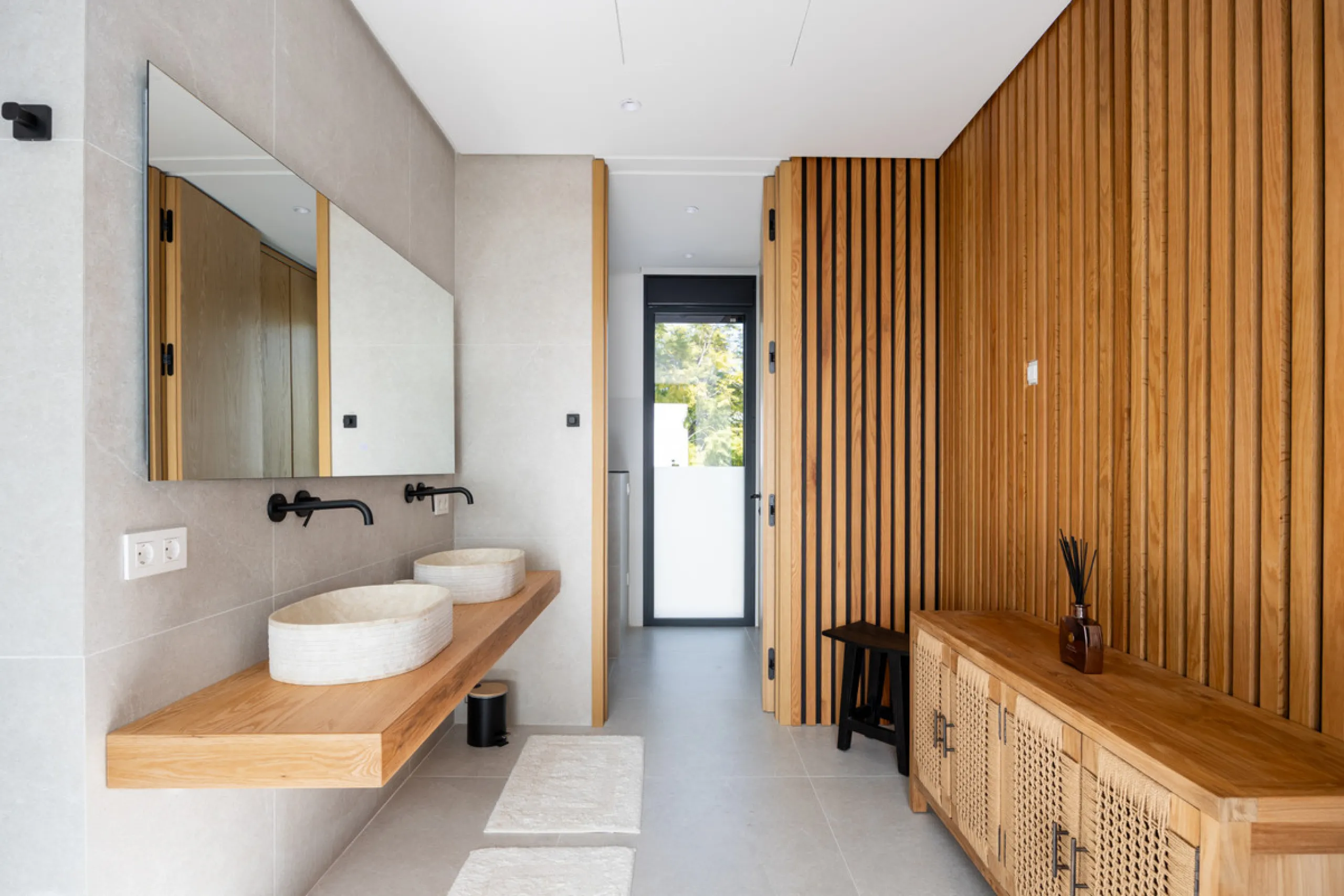 Set within the prestigious 24-hour gated community, moments from the iconic Anantara Villa Padierna Palace, this exceptional south-facing villa embodies the very best of contemporary Mediterranean luxury. Recently completed after a total high-end renovati