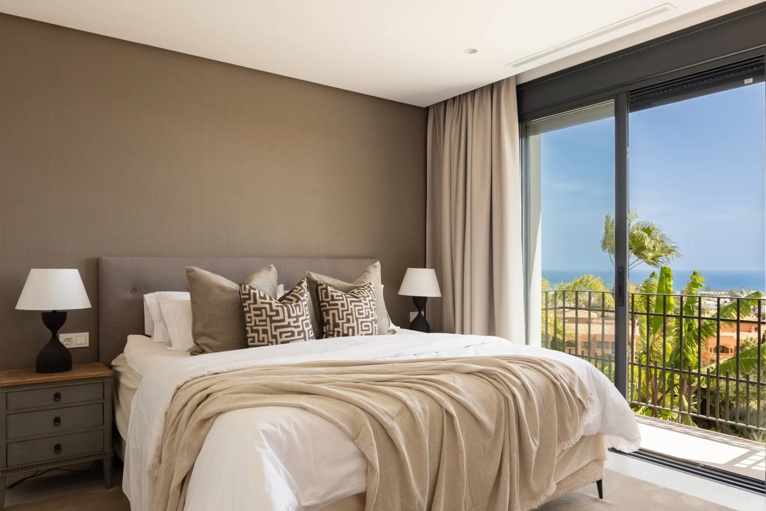 Set within the prestigious 24-hour gated community, moments from the iconic Anantara Villa Padierna Palace, this exceptional south-facing villa embodies the very best of contemporary Mediterranean luxury. Recently completed after a total high-end renovati