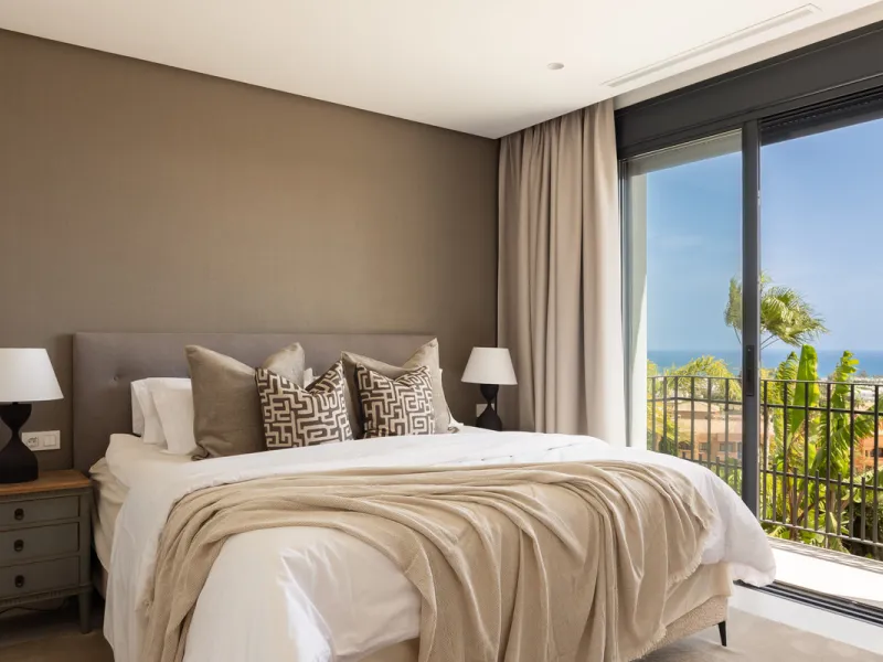 Set within the prestigious 24-hour gated community, moments from the iconic Anantara Villa Padierna Palace, this exceptional south-facing villa embodies the very best of contemporary Mediterranean luxury. Recently completed after a total high-end renovati