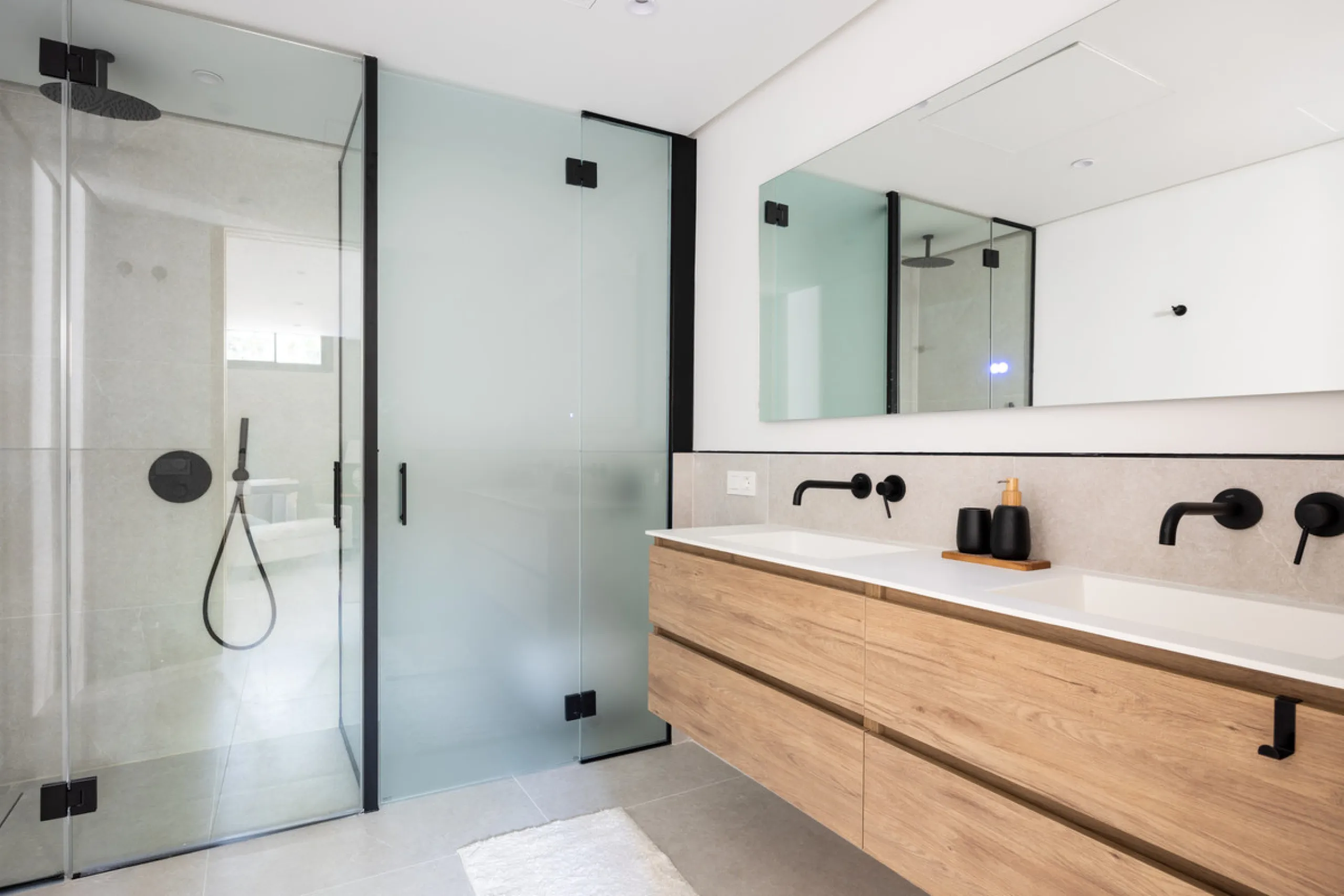 Set within the prestigious 24-hour gated community, moments from the iconic Anantara Villa Padierna Palace, this exceptional south-facing villa embodies the very best of contemporary Mediterranean luxury. Recently completed after a total high-end renovati