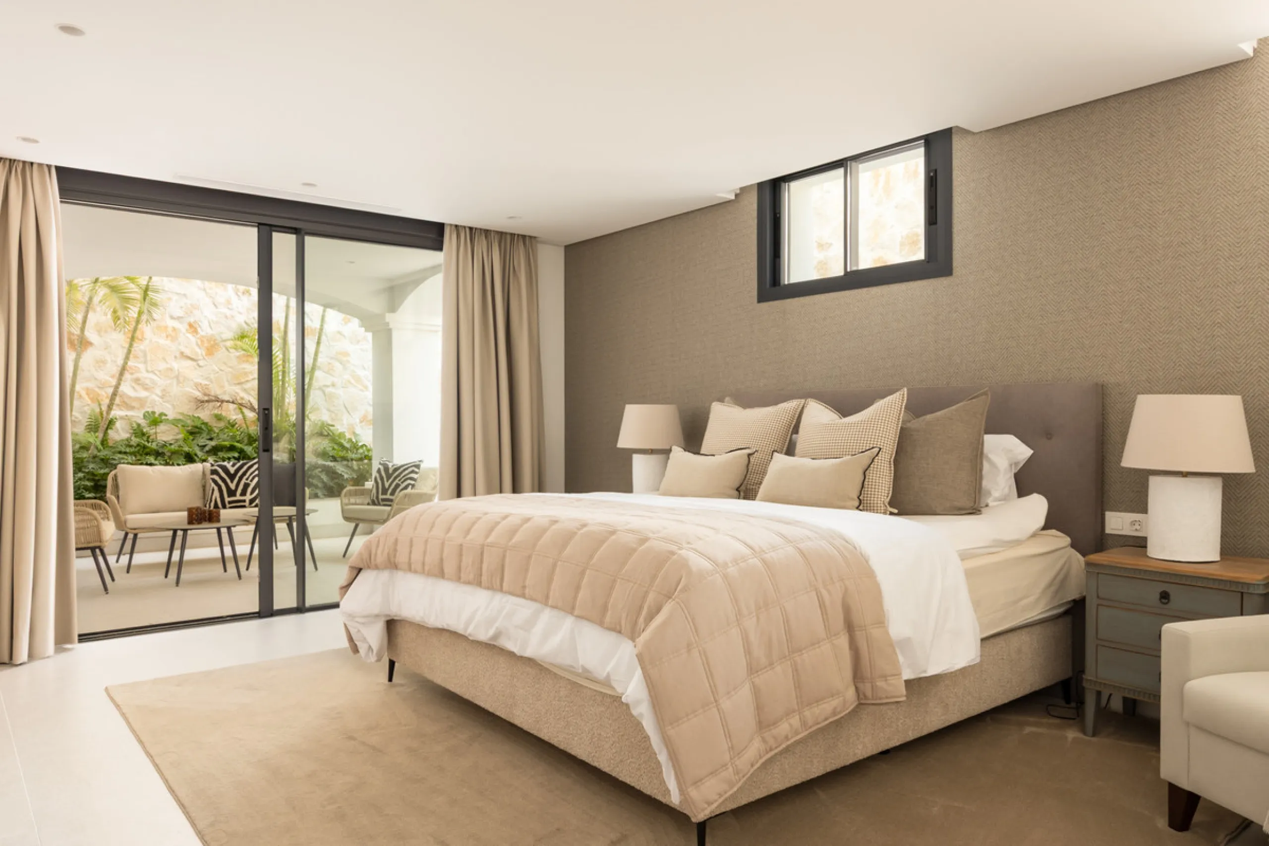 Set within the prestigious 24-hour gated community, moments from the iconic Anantara Villa Padierna Palace, this exceptional south-facing villa embodies the very best of contemporary Mediterranean luxury. Recently completed after a total high-end renovati