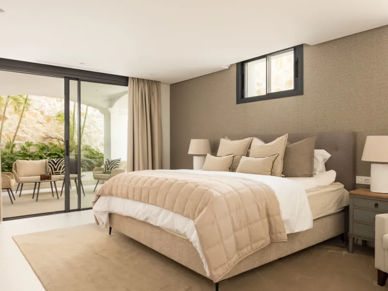 Set within the prestigious 24-hour gated community, moments from the iconic Anantara Villa Padierna Palace, this exceptional south-facing villa embodies the very best of contemporary Mediterranean luxury. Recently completed after a total high-end renovati