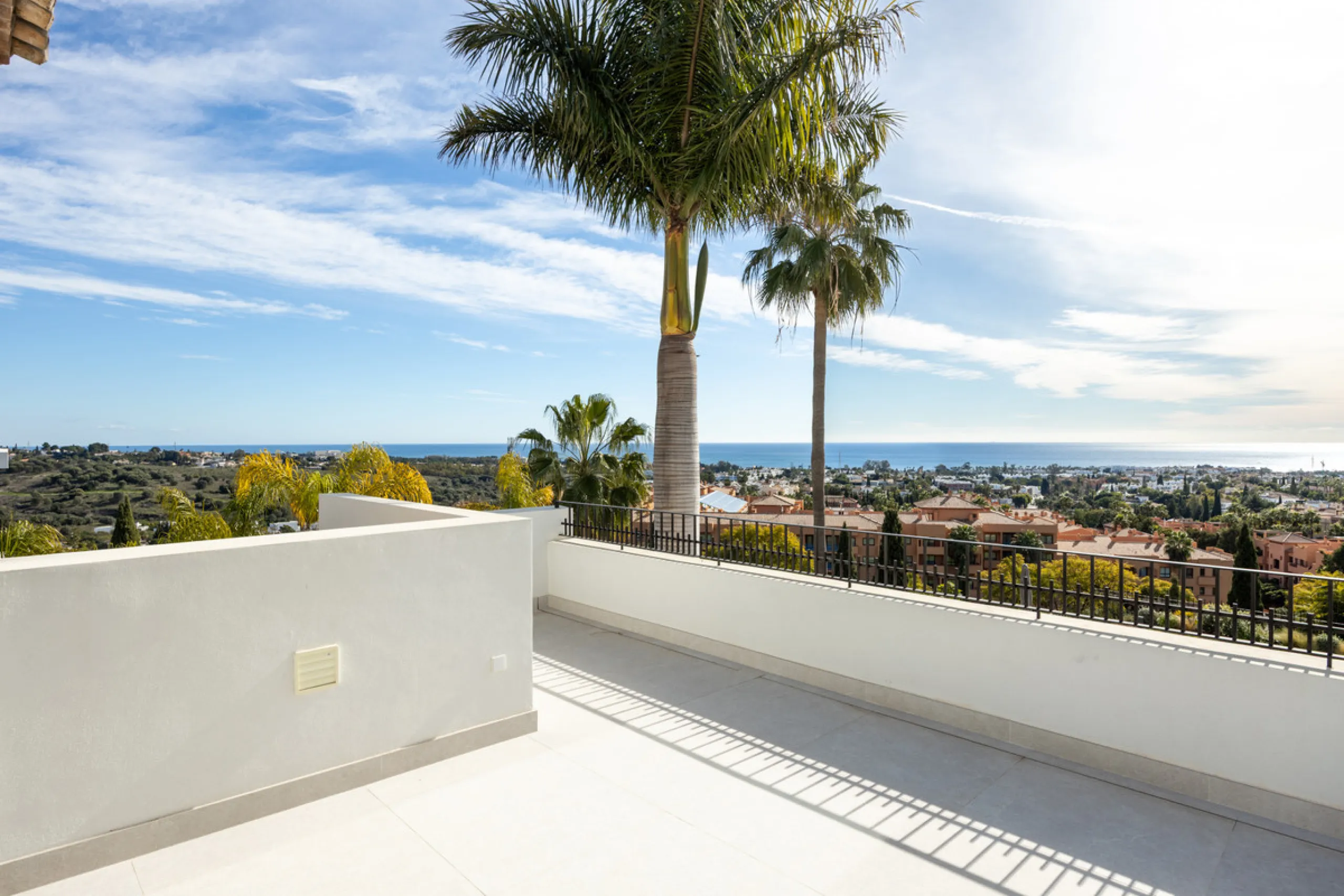 Set within the prestigious 24-hour gated community, moments from the iconic Anantara Villa Padierna Palace, this exceptional south-facing villa embodies the very best of contemporary Mediterranean luxury. Recently completed after a total high-end renovati