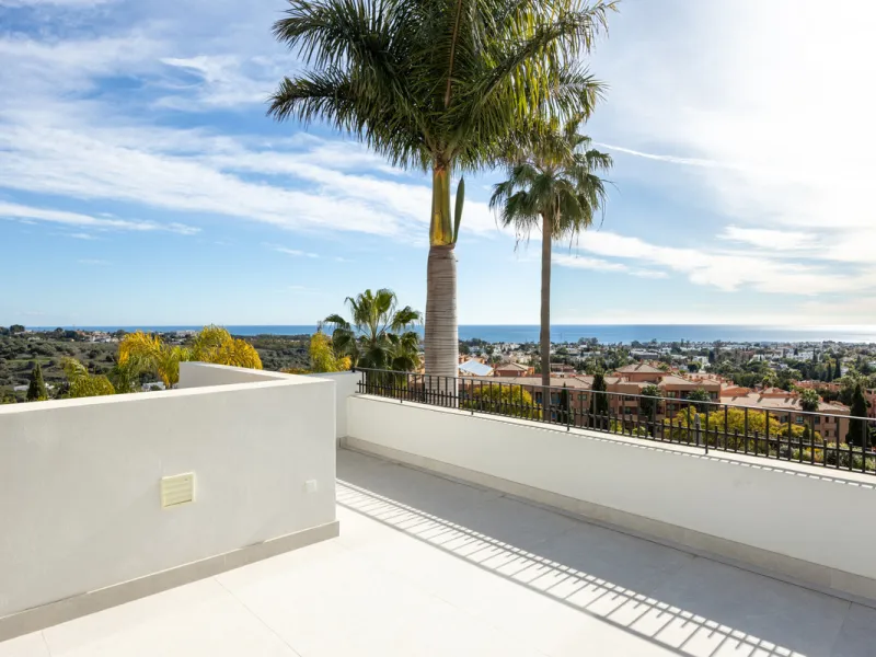 Set within the prestigious 24-hour gated community, moments from the iconic Anantara Villa Padierna Palace, this exceptional south-facing villa embodies the very best of contemporary Mediterranean luxury. Recently completed after a total high-end renovati