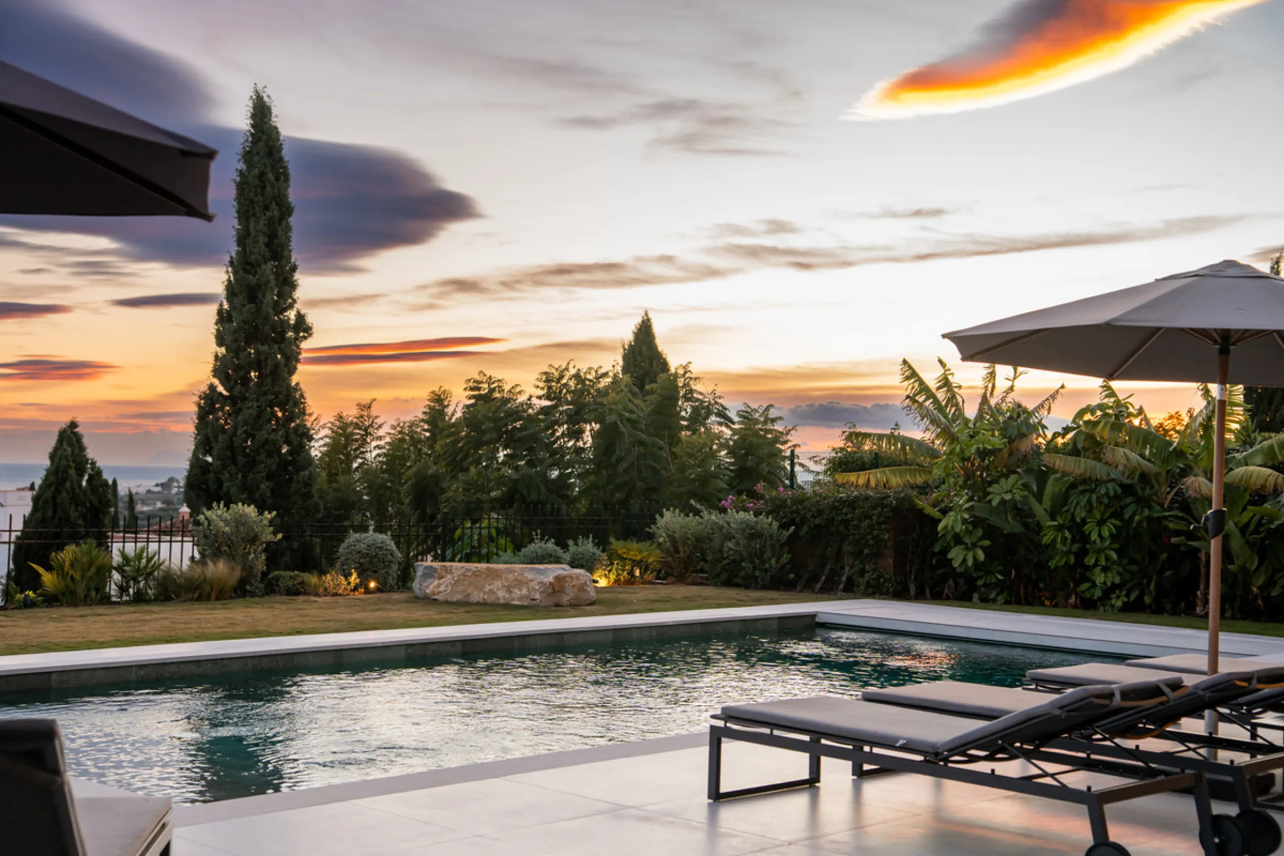 Set within the prestigious 24-hour gated community, moments from the iconic Anantara Villa Padierna Palace, this exceptional south-facing villa embodies the very best of contemporary Mediterranean luxury. Recently completed after a total high-end renovati