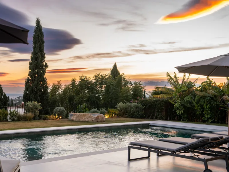 Set within the prestigious 24-hour gated community, moments from the iconic Anantara Villa Padierna Palace, this exceptional south-facing villa embodies the very best of contemporary Mediterranean luxury. Recently completed after a total high-end renovati