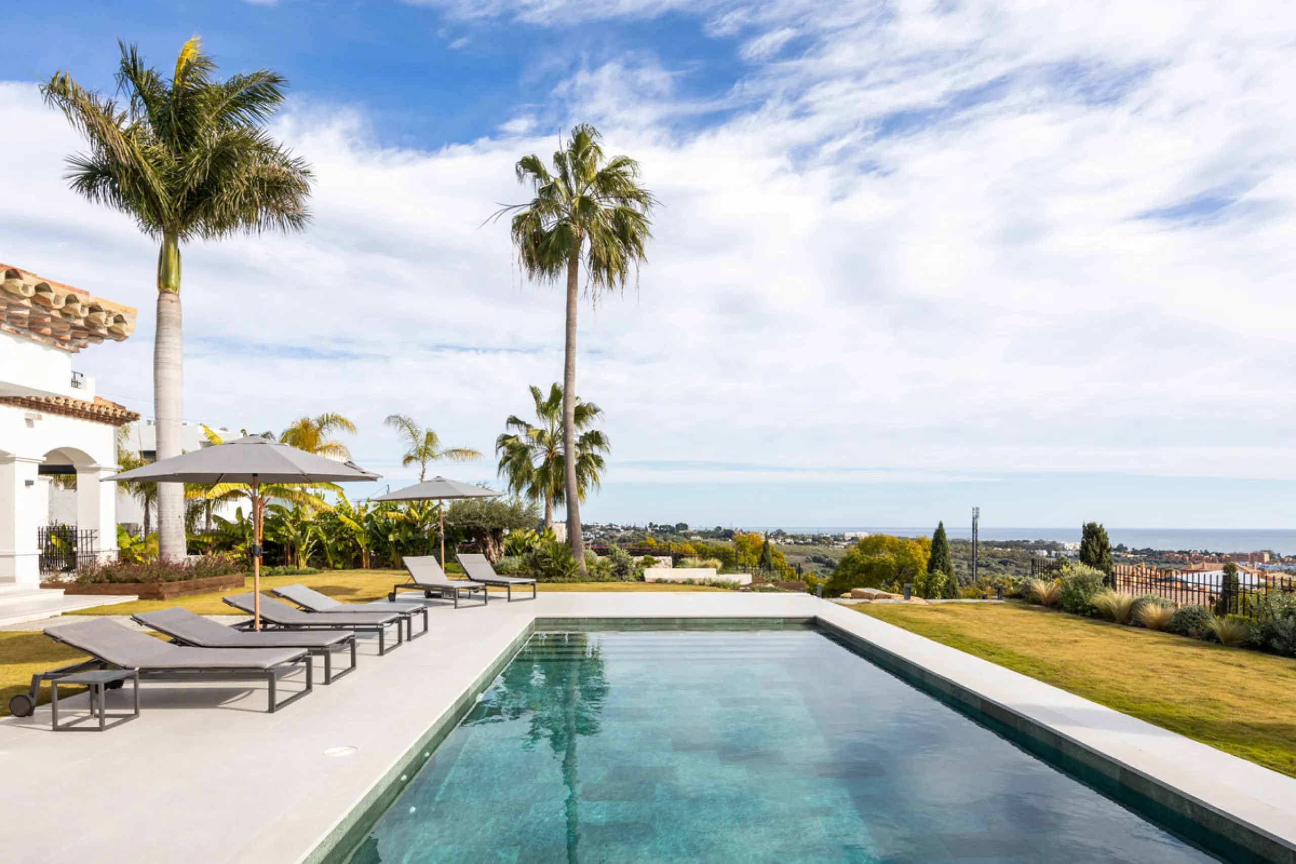 Set within the prestigious 24-hour gated community, moments from the iconic Anantara Villa Padierna Palace, this exceptional south-facing villa embodies the very best of contemporary Mediterranean luxury. Recently completed after a total high-end renovati