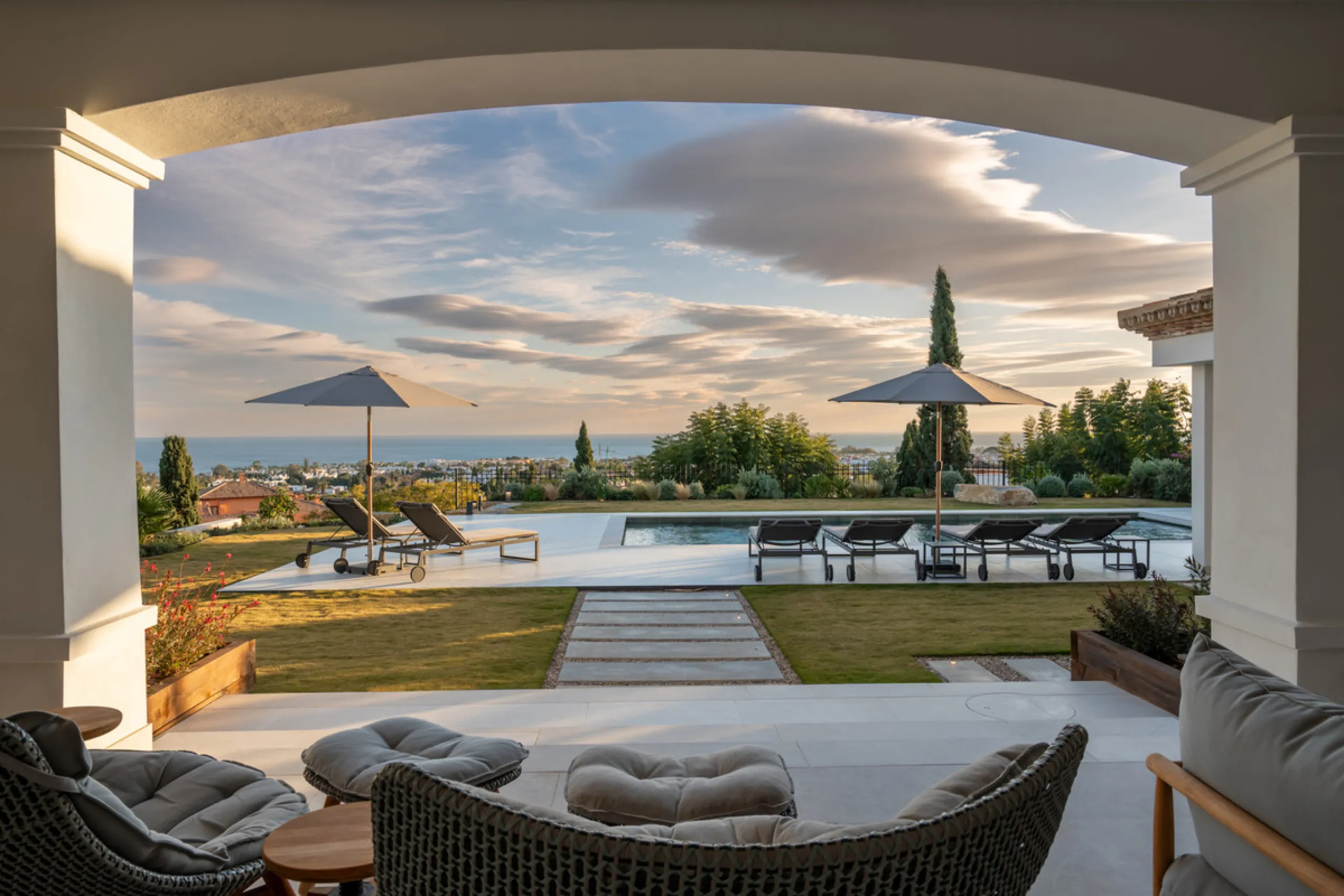 Set within the prestigious 24-hour gated community, moments from the iconic Anantara Villa Padierna Palace, this exceptional south-facing villa embodies the very best of contemporary Mediterranean luxury. Recently completed after a total high-end renovati