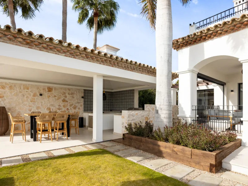 Set within the prestigious 24-hour gated community, moments from the iconic Anantara Villa Padierna Palace, this exceptional south-facing villa embodies the very best of contemporary Mediterranean luxury. Recently completed after a total high-end renovati
