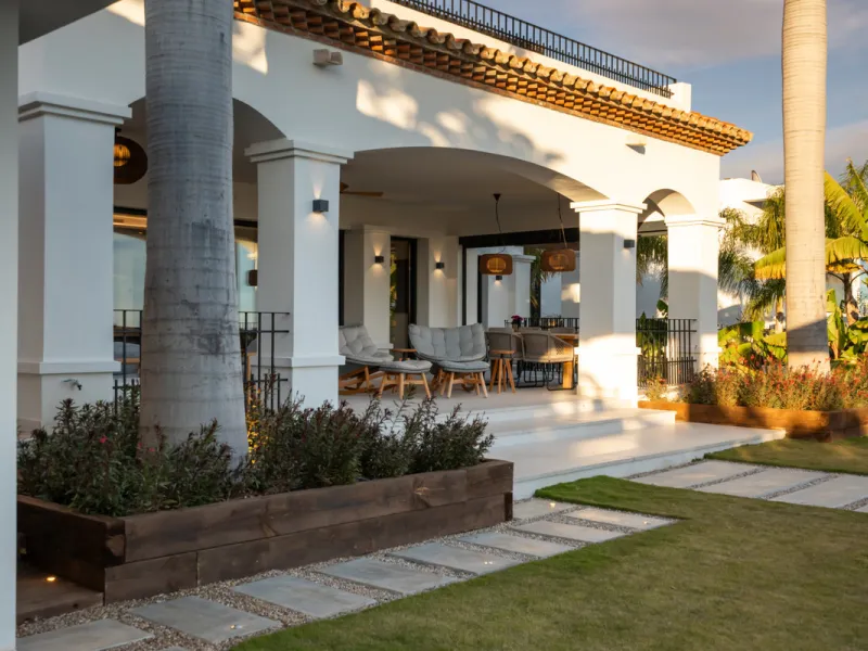 Set within the prestigious 24-hour gated community, moments from the iconic Anantara Villa Padierna Palace, this exceptional south-facing villa embodies the very best of contemporary Mediterranean luxury. Recently completed after a total high-end renovati