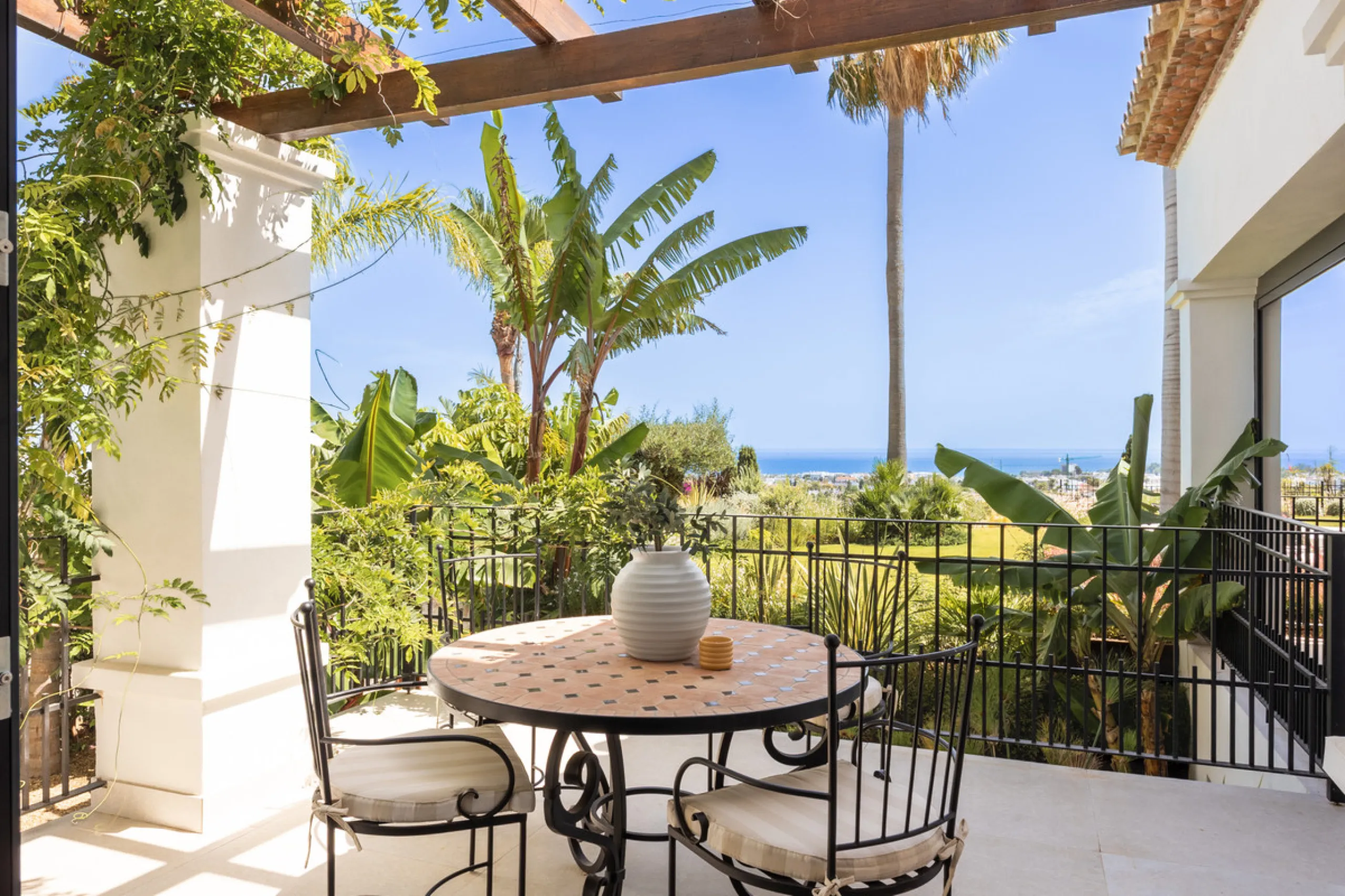 Set within the prestigious 24-hour gated community, moments from the iconic Anantara Villa Padierna Palace, this exceptional south-facing villa embodies the very best of contemporary Mediterranean luxury. Recently completed after a total high-end renovati