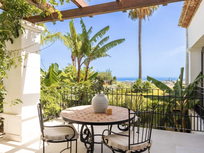 Set within the prestigious 24-hour gated community, moments from the iconic Anantara Villa Padierna Palace, this exceptional south-facing villa embodies the very best of contemporary Mediterranean luxury. Recently completed after a total high-end renovati
