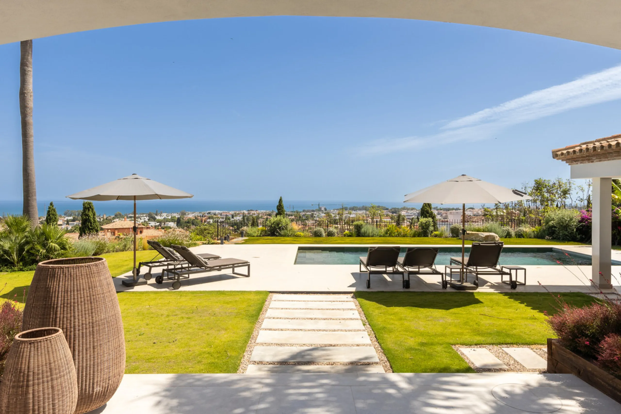 Set within the prestigious 24-hour gated community, moments from the iconic Anantara Villa Padierna Palace, this exceptional south-facing villa embodies the very best of contemporary Mediterranean luxury. Recently completed after a total high-end renovati