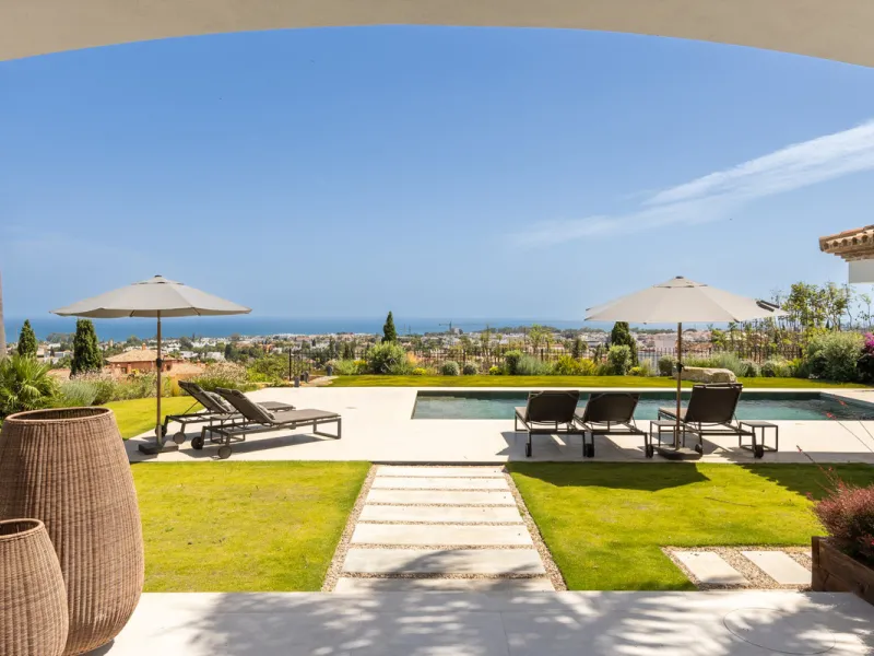 Set within the prestigious 24-hour gated community, moments from the iconic Anantara Villa Padierna Palace, this exceptional south-facing villa embodies the very best of contemporary Mediterranean luxury. Recently completed after a total high-end renovati