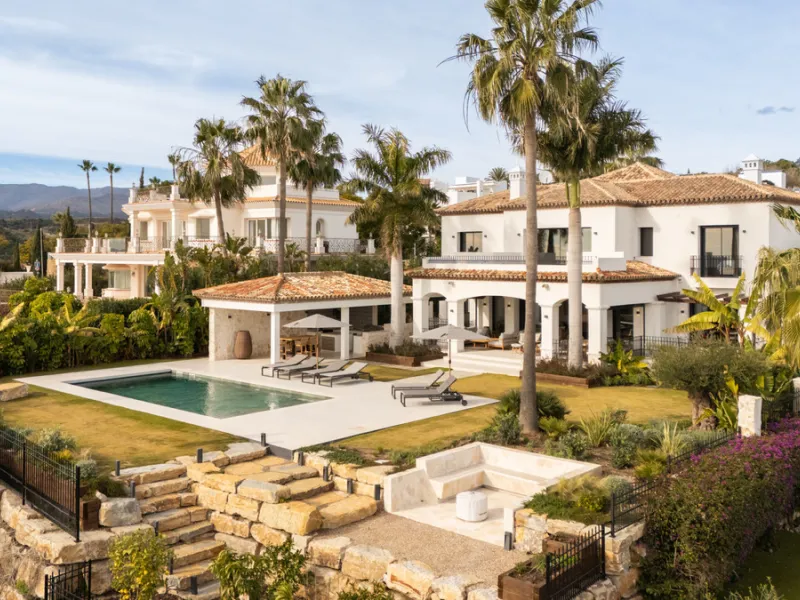 Set within the prestigious 24-hour gated community, moments from the iconic Anantara Villa Padierna Palace, this exceptional south-facing villa embodies the very best of contemporary Mediterranean luxury. Recently completed after a total high-end renovati