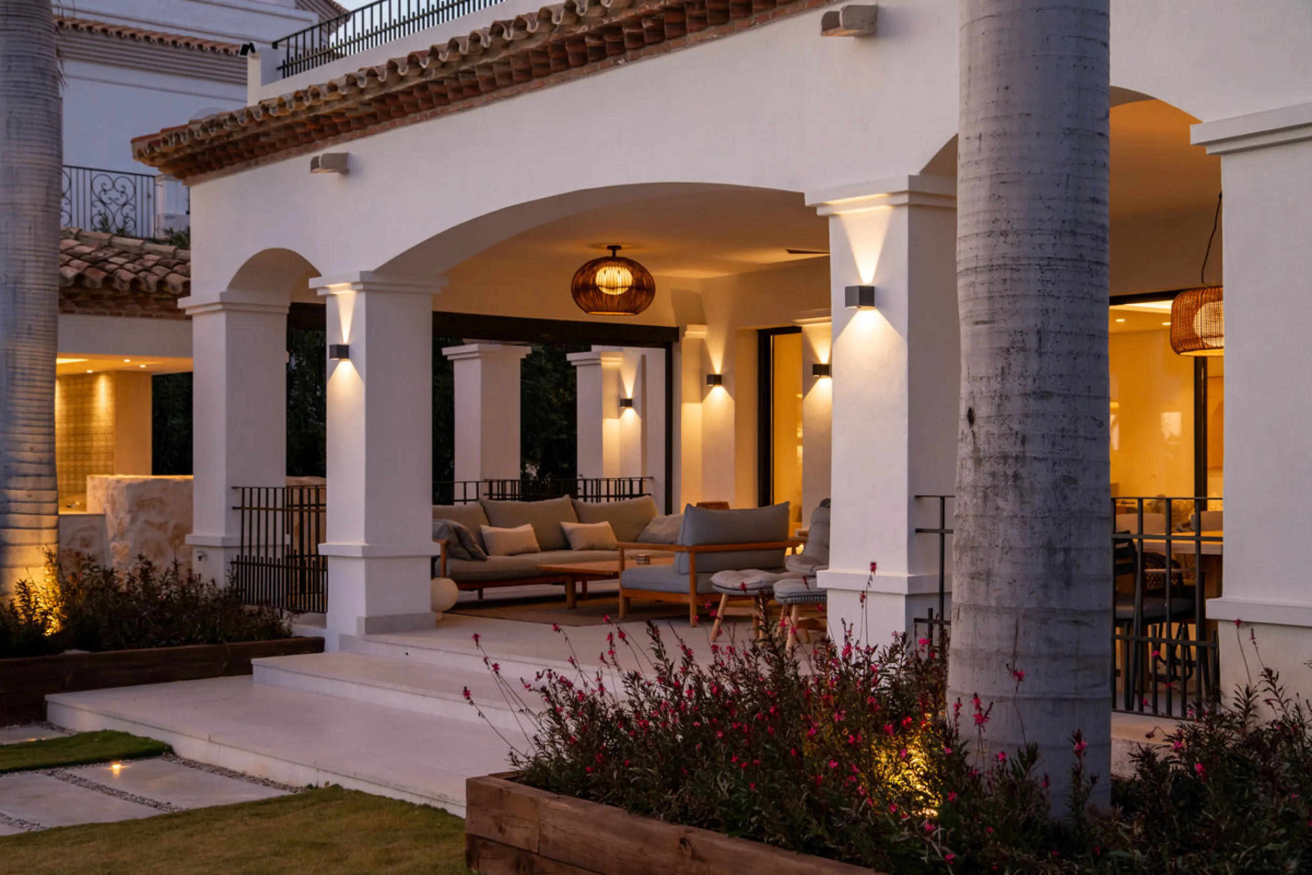 Set within the prestigious 24-hour gated community, moments from the iconic Anantara Villa Padierna Palace, this exceptional south-facing villa embodies the very best of contemporary Mediterranean luxury. Recently completed after a total high-end renovati
