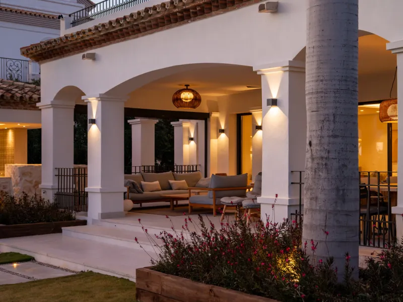 Set within the prestigious 24-hour gated community, moments from the iconic Anantara Villa Padierna Palace, this exceptional south-facing villa embodies the very best of contemporary Mediterranean luxury. Recently completed after a total high-end renovati