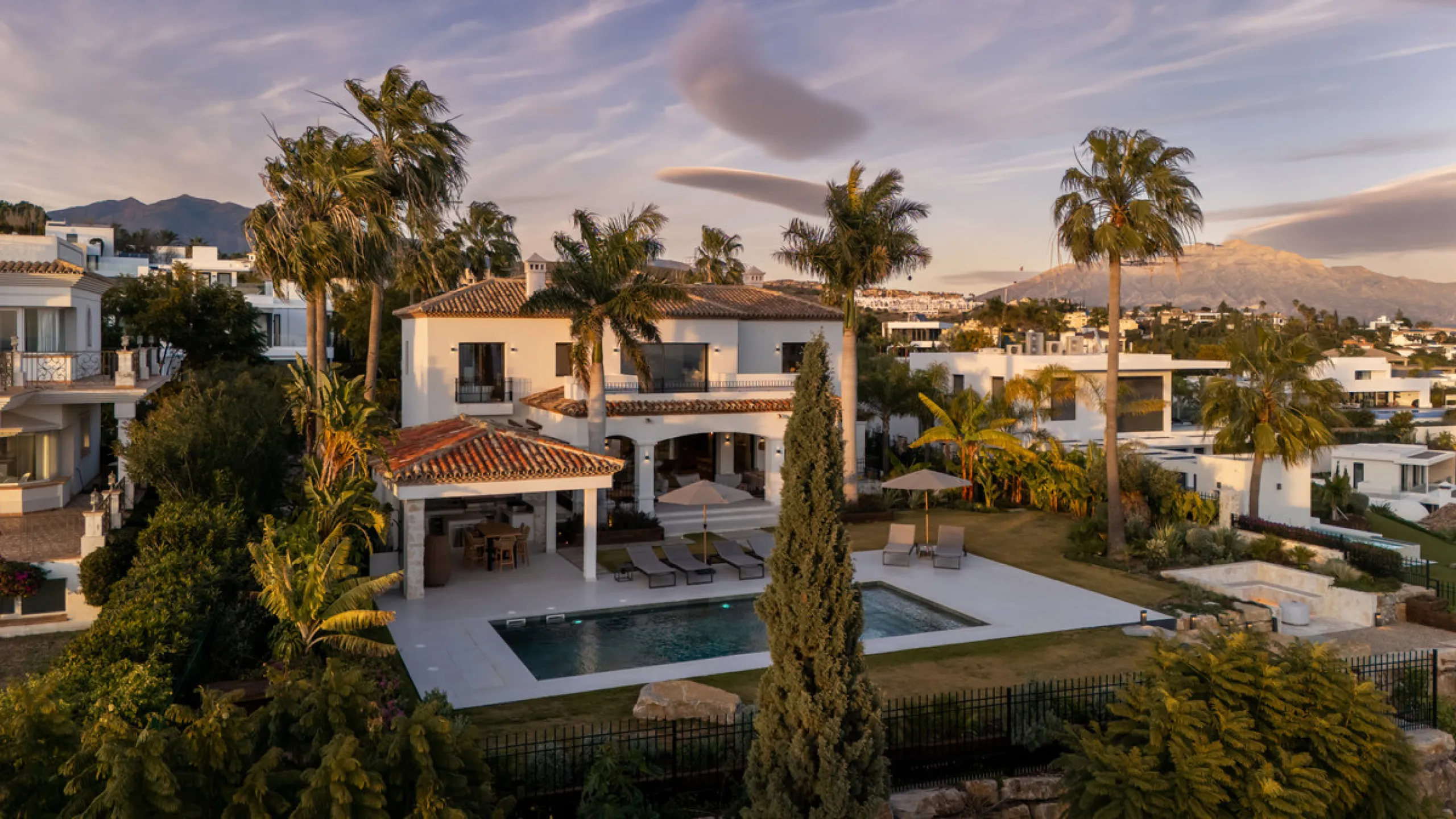 Set within the prestigious 24-hour gated community, moments from the iconic Anantara Villa Padierna Palace, this exceptional south-facing villa embodies the very best of contemporary Mediterranean luxury. Recently completed after a total high-end renovati