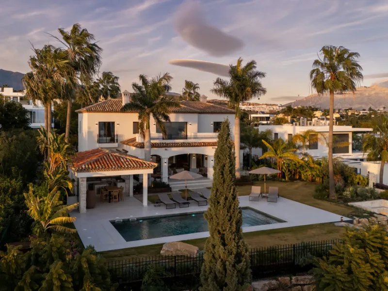 Set within the prestigious 24-hour gated community, moments from the iconic Anantara Villa Padierna Palace, this exceptional south-facing villa embodies the very best of contemporary Mediterranean luxury. Recently completed after a total high-end renovati