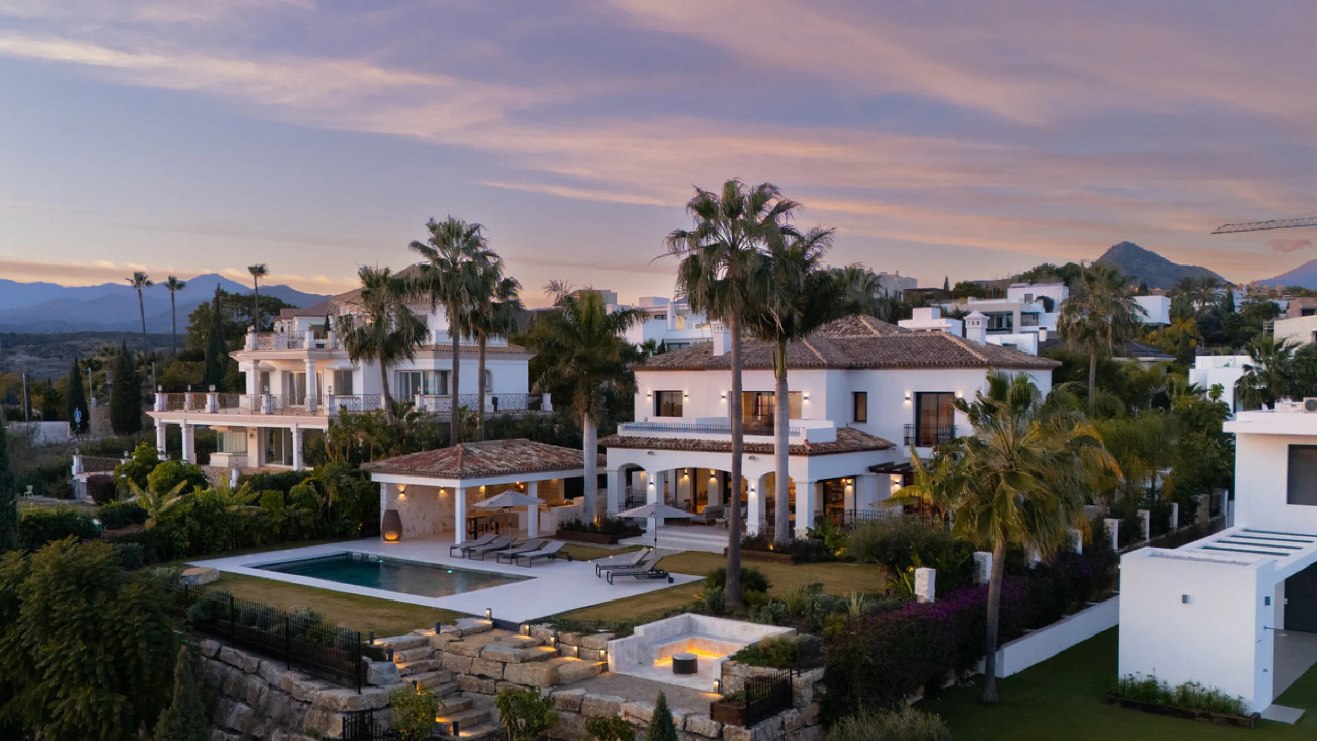 Set within the prestigious 24-hour gated community, moments from the iconic Anantara Villa Padierna Palace, this exceptional south-facing villa embodies the very best of contemporary Mediterranean luxury. Recently completed after a total high-end renovati