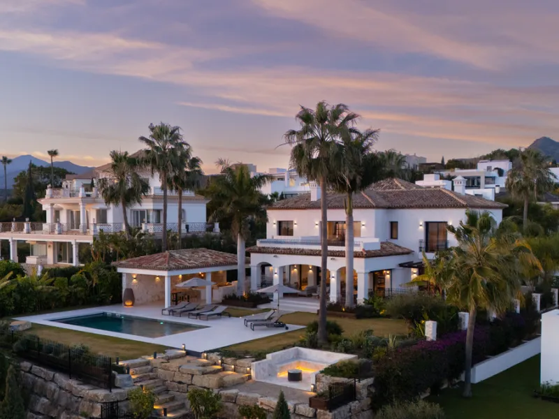 Set within the prestigious 24-hour gated community, moments from the iconic Anantara Villa Padierna Palace, this exceptional south-facing villa embodies the very best of contemporary Mediterranean luxury. Recently completed after a total high-end renovati