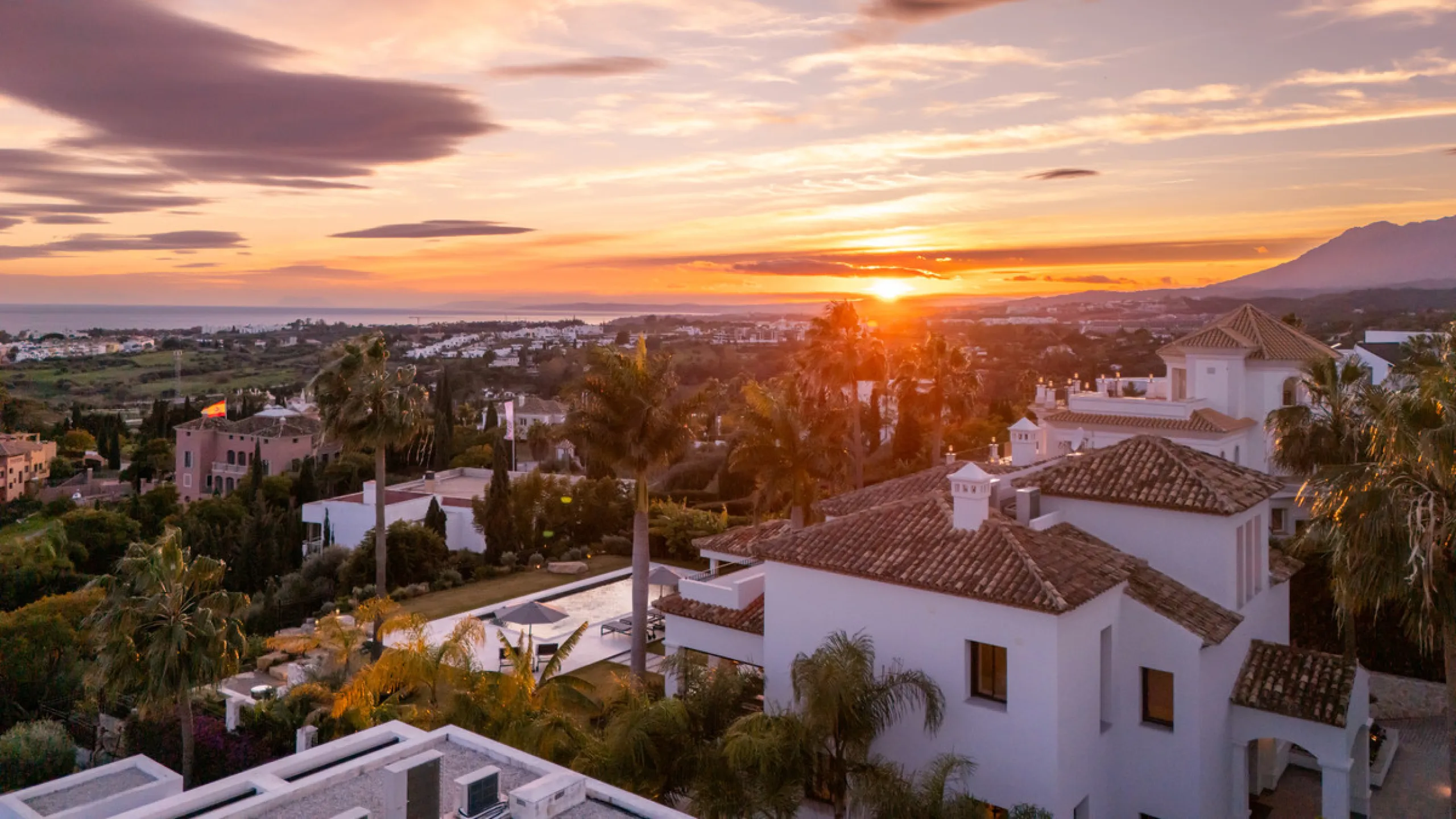 Set within the prestigious 24-hour gated community, moments from the iconic Anantara Villa Padierna Palace, this exceptional south-facing villa embodies the very best of contemporary Mediterranean luxury. Recently completed after a total high-end renovati