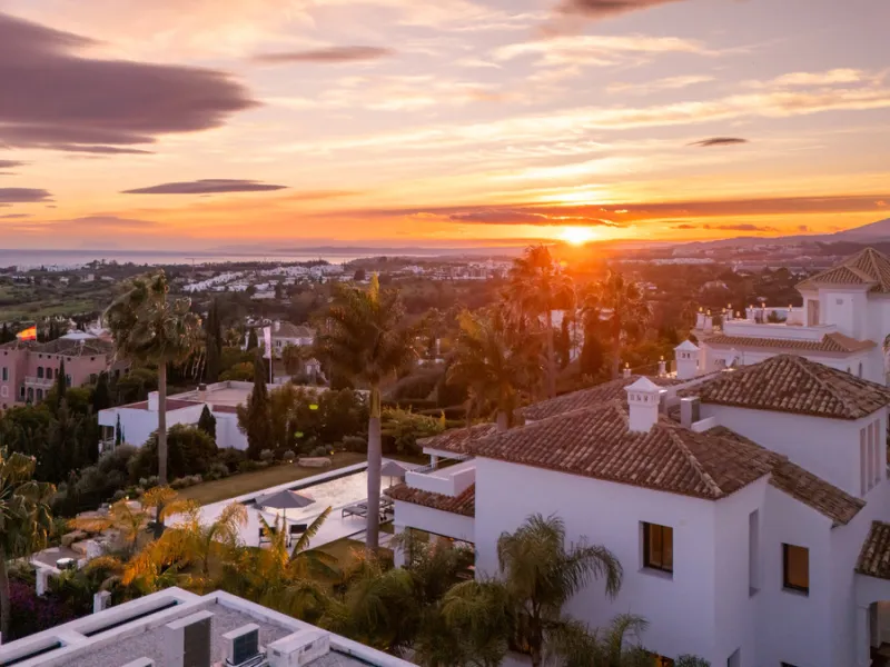 Set within the prestigious 24-hour gated community, moments from the iconic Anantara Villa Padierna Palace, this exceptional south-facing villa embodies the very best of contemporary Mediterranean luxury. Recently completed after a total high-end renovati