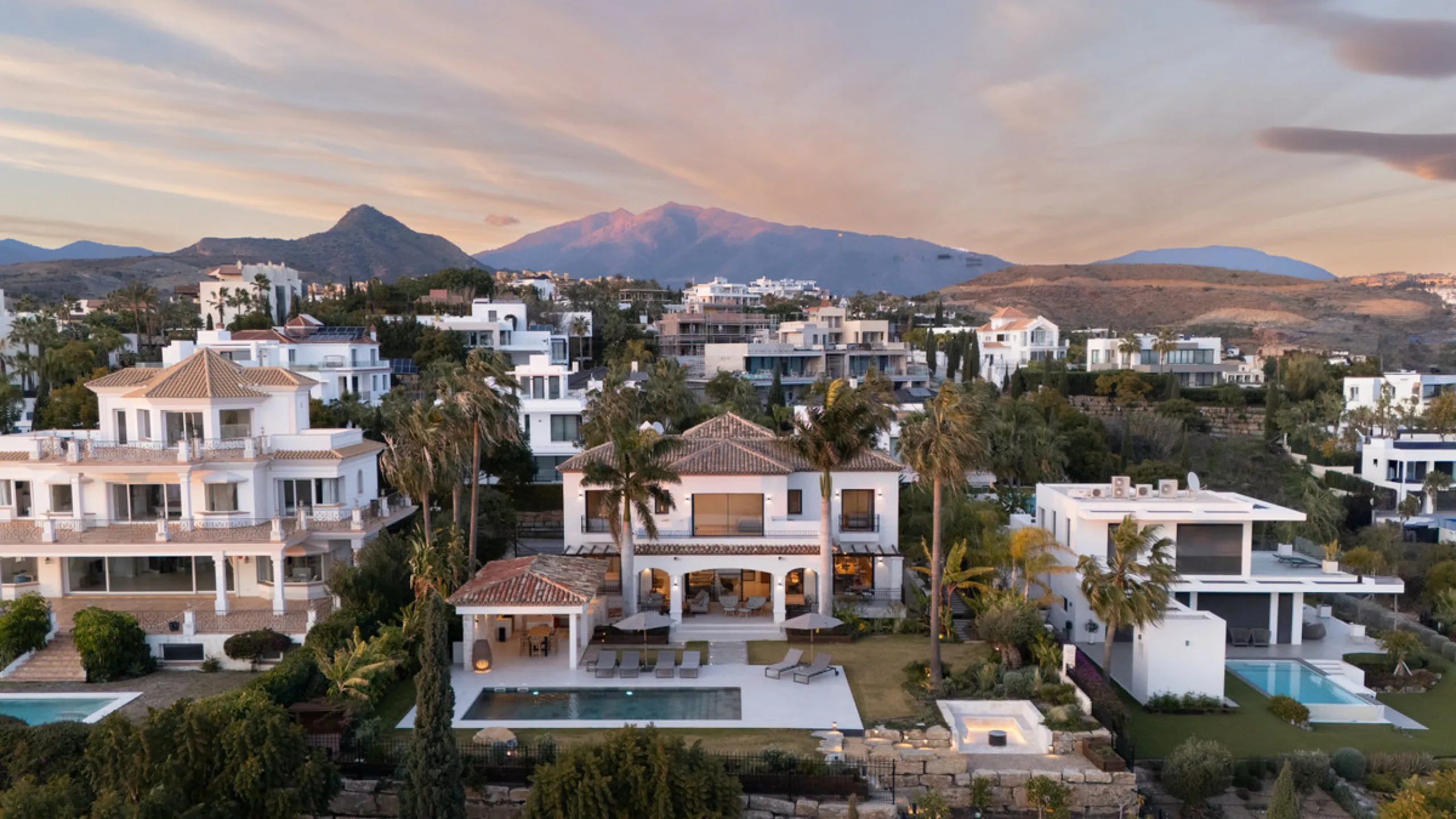 Set within the prestigious 24-hour gated community, moments from the iconic Anantara Villa Padierna Palace, this exceptional south-facing villa embodies the very best of contemporary Mediterranean luxury. Recently completed after a total high-end renovati