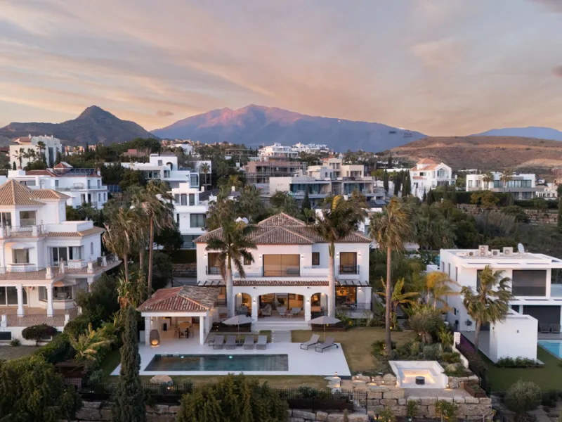 Set within the prestigious 24-hour gated community, moments from the iconic Anantara Villa Padierna Palace, this exceptional south-facing villa embodies the very best of contemporary Mediterranean luxury. Recently completed after a total high-end renovati