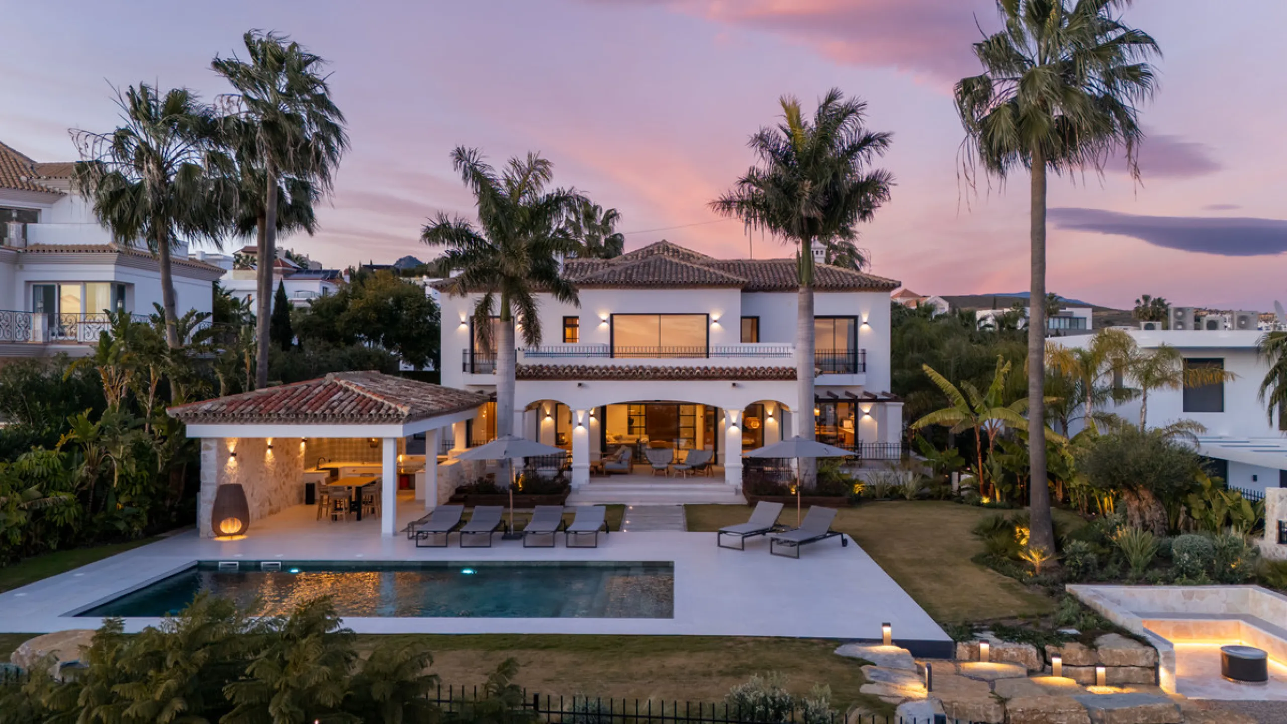 Set within the prestigious 24-hour gated community, moments from the iconic Anantara Villa Padierna Palace, this exceptional south-facing villa embodies the very best of contemporary Mediterranean luxury. Recently completed after a total high-end renovati