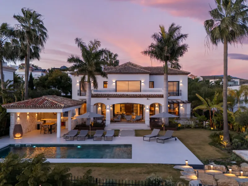 Set within the prestigious 24-hour gated community, moments from the iconic Anantara Villa Padierna Palace, this exceptional south-facing villa embodies the very best of contemporary Mediterranean luxury. Recently completed after a total high-end renovati