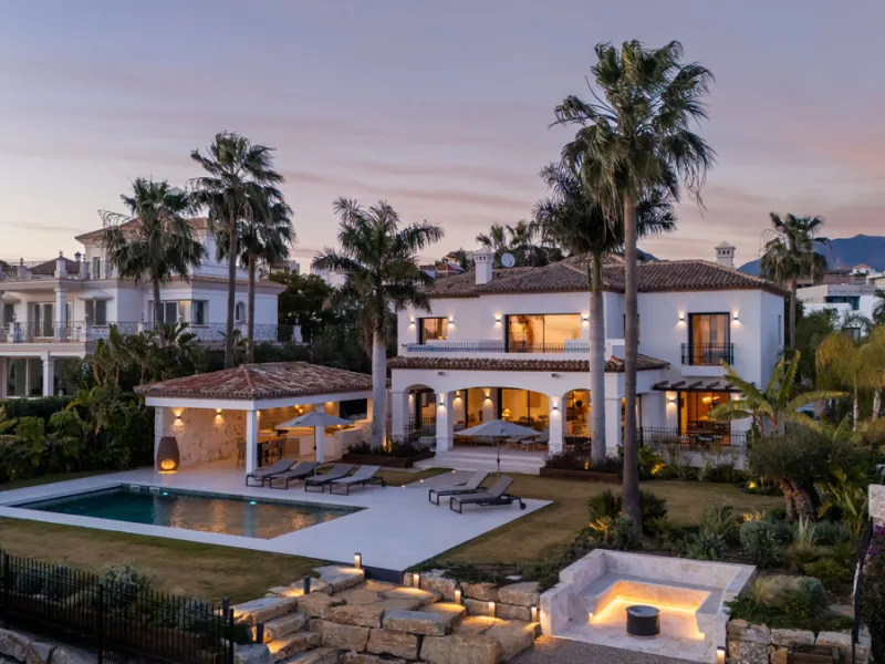 Set within the prestigious 24-hour gated community, moments from the iconic Anantara Villa Padierna Palace, this exceptional south-facing villa embodies the very best of contemporary Mediterranean luxury. Recently completed after a total high-end renovati