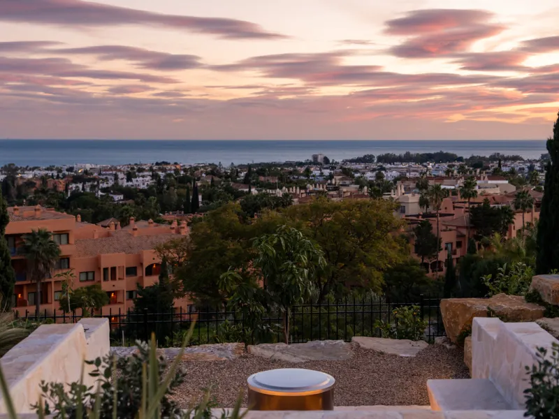 Set within the prestigious 24-hour gated community, moments from the iconic Anantara Villa Padierna Palace, this exceptional south-facing villa embodies the very best of contemporary Mediterranean luxury. Recently completed after a total high-end renovati