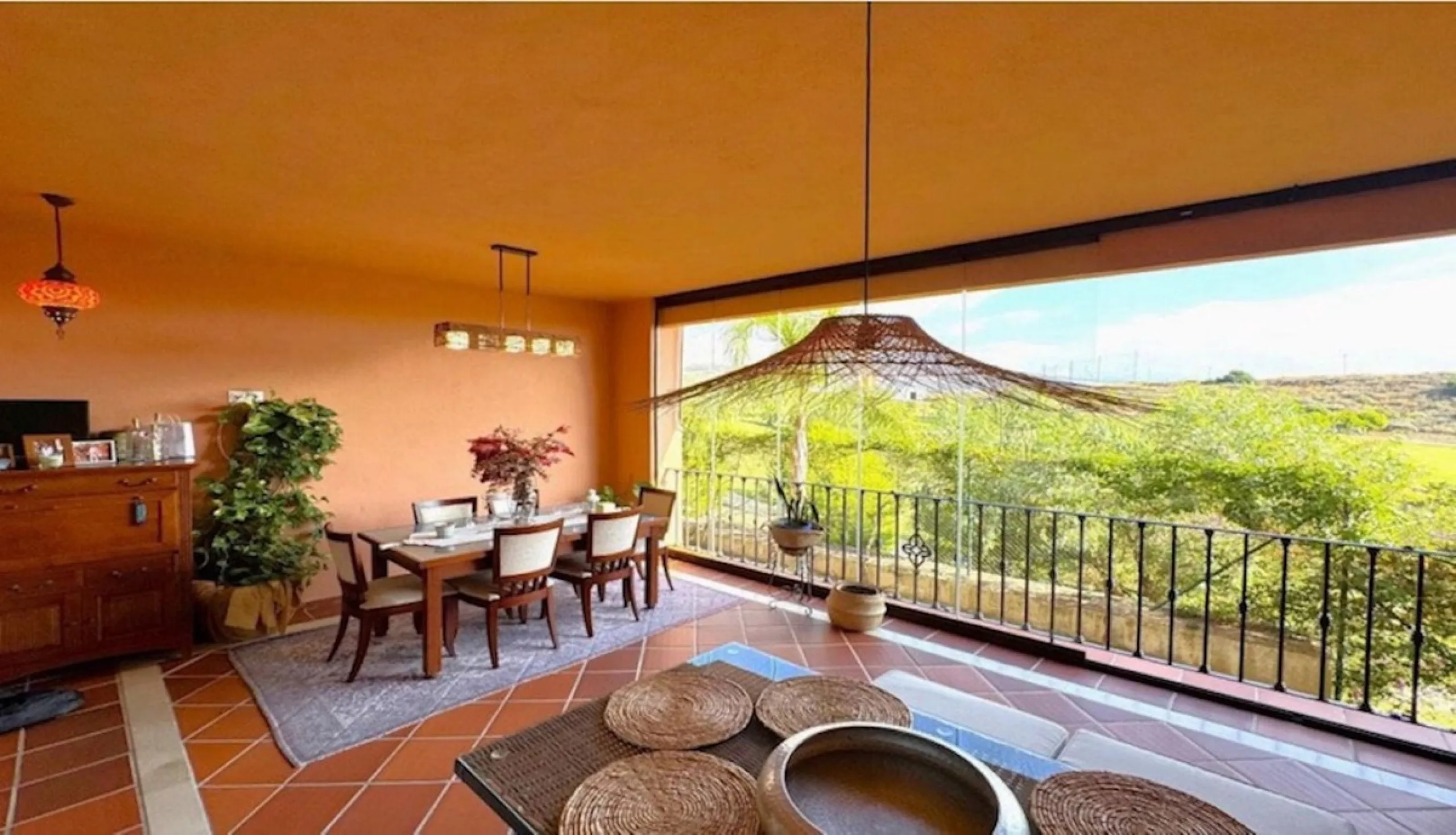 Discover your new home in Estepona! Enjoy stunning sea views from above. This charming three-story townhouse offers an ideal space to enjoy life on the Costa del Sol. With 240 m² built and 200 m² of living space, it features a private garage and additiona