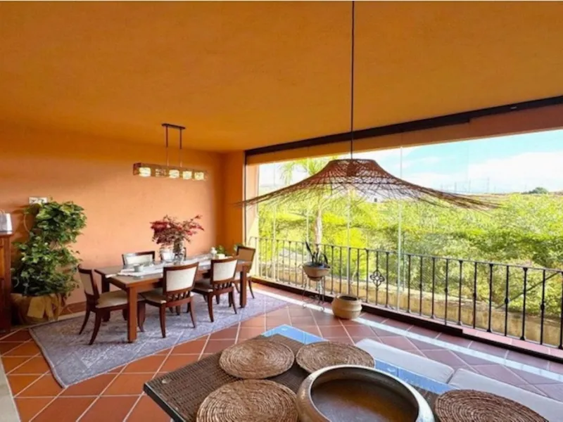 Discover your new home in Estepona! Enjoy stunning sea views from above. This charming three-story townhouse offers an ideal space to enjoy life on the Costa del Sol. With 240 m² built and 200 m² of living space, it features a private garage and additiona
