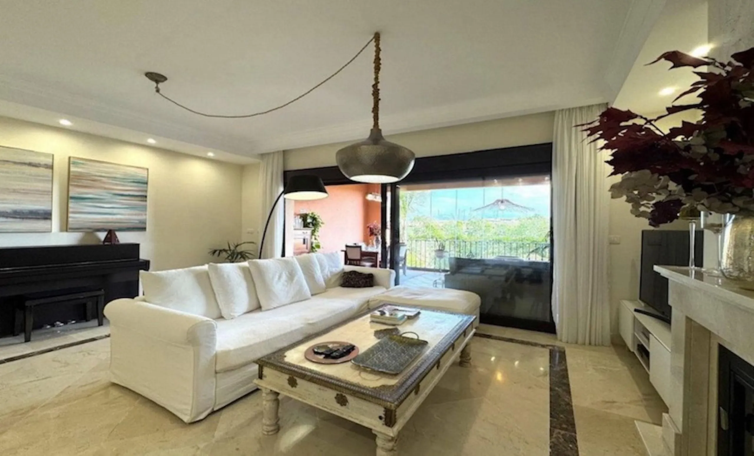 Discover your new home in Estepona! Enjoy stunning sea views from above. This charming three-story townhouse offers an ideal space to enjoy life on the Costa del Sol. With 240 m² built and 200 m² of living space, it features a private garage and additiona