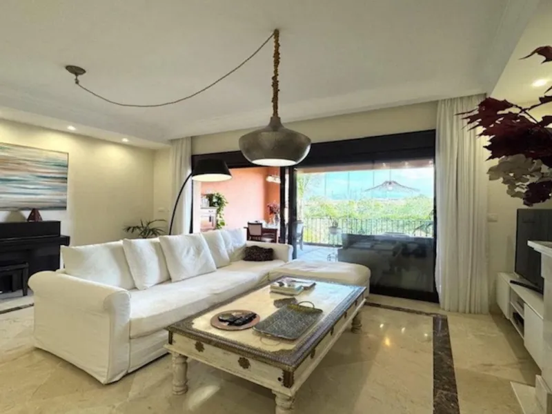 Discover your new home in Estepona! Enjoy stunning sea views from above. This charming three-story townhouse offers an ideal space to enjoy life on the Costa del Sol. With 240 m² built and 200 m² of living space, it features a private garage and additiona