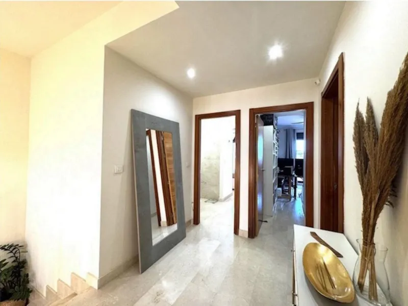Discover your new home in Estepona! Enjoy stunning sea views from above. This charming three-story townhouse offers an ideal space to enjoy life on the Costa del Sol. With 240 m² built and 200 m² of living space, it features a private garage and additiona