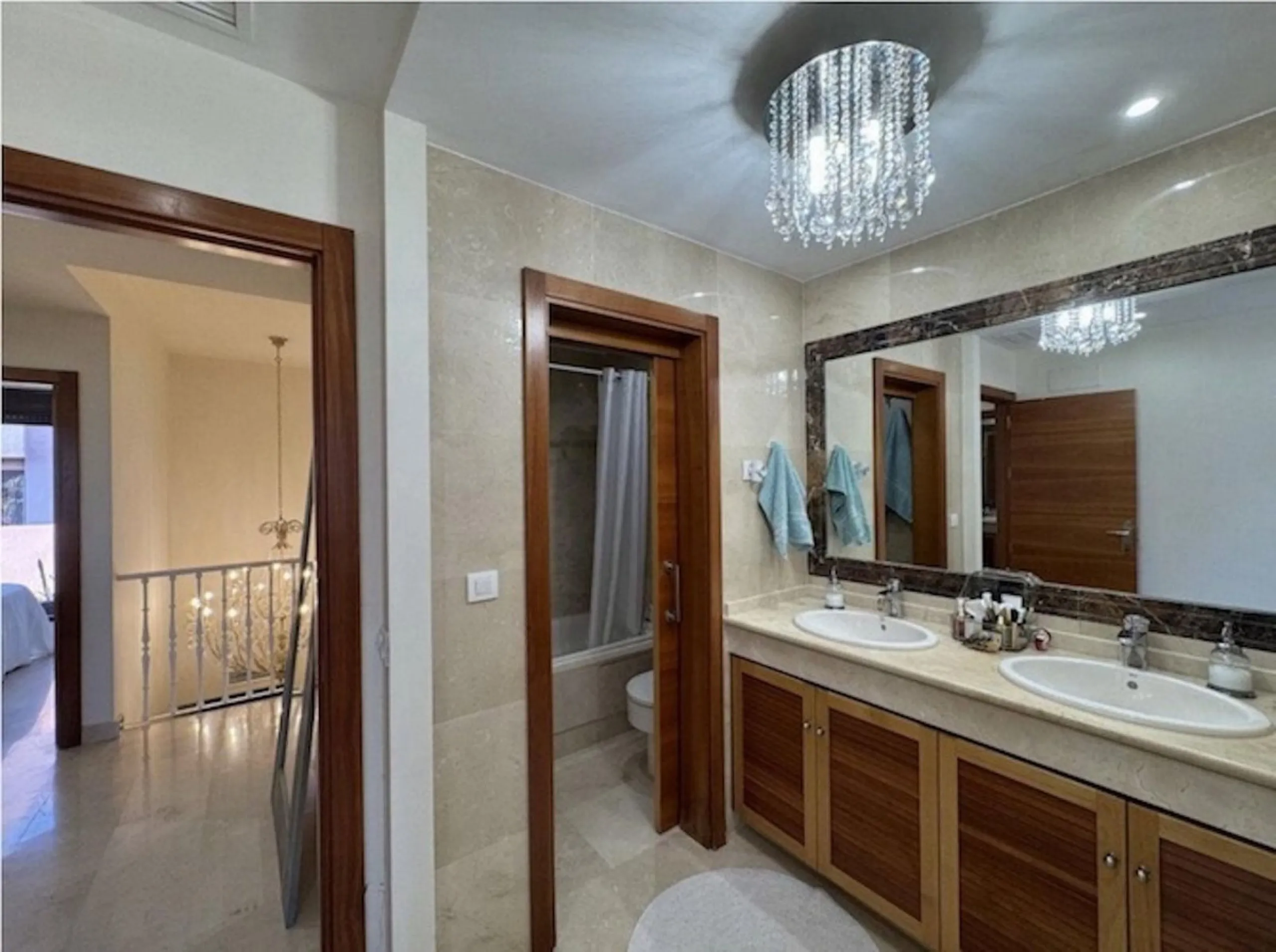 Discover your new home in Estepona! Enjoy stunning sea views from above. This charming three-story townhouse offers an ideal space to enjoy life on the Costa del Sol. With 240 m² built and 200 m² of living space, it features a private garage and additiona