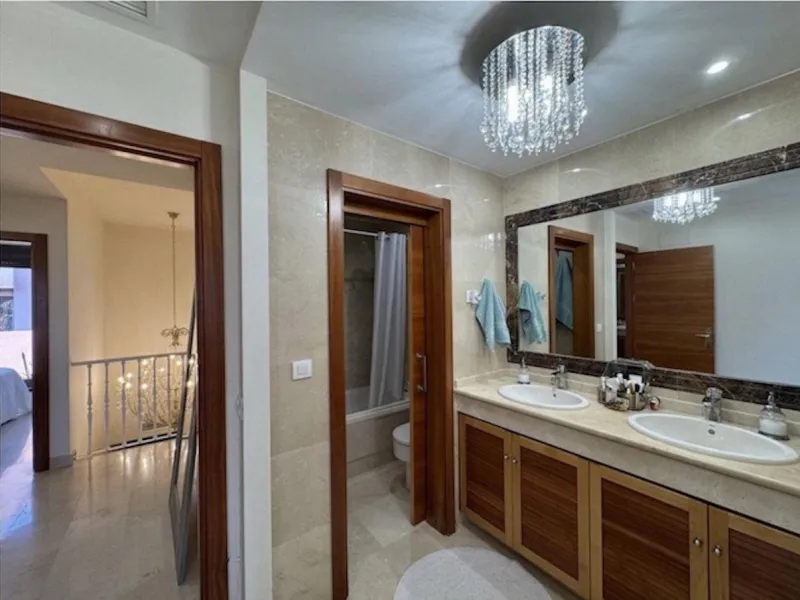 Discover your new home in Estepona! Enjoy stunning sea views from above. This charming three-story townhouse offers an ideal space to enjoy life on the Costa del Sol. With 240 m² built and 200 m² of living space, it features a private garage and additiona