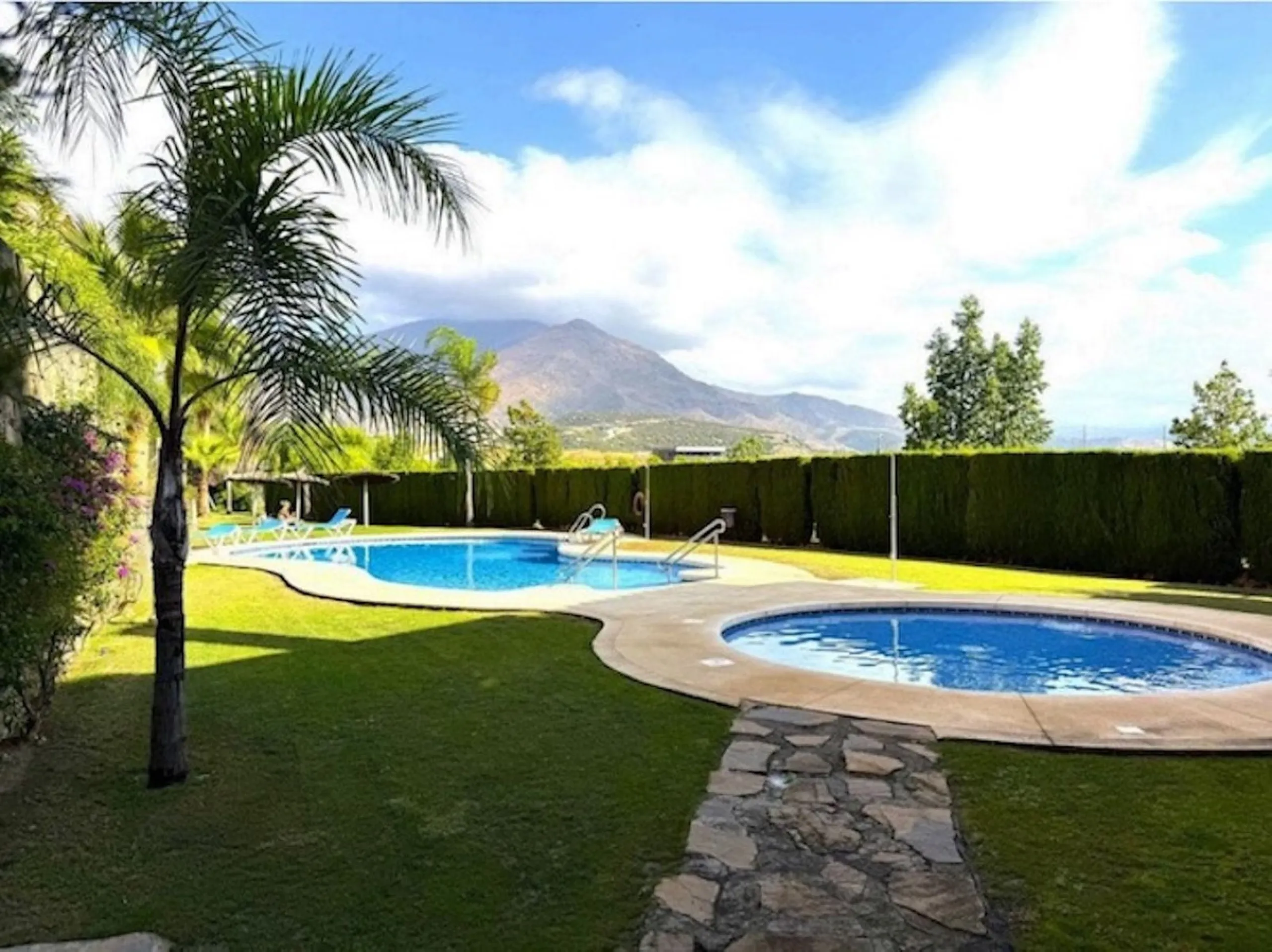 Discover your new home in Estepona! Enjoy stunning sea views from above. This charming three-story townhouse offers an ideal space to enjoy life on the Costa del Sol. With 240 m² built and 200 m² of living space, it features a private garage and additiona