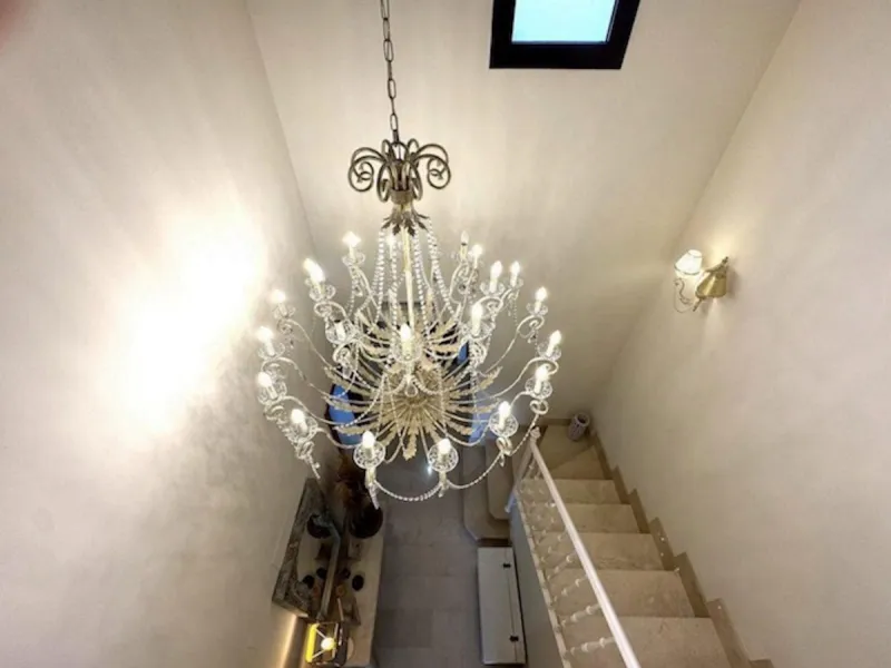 Discover your new home in Estepona! Enjoy stunning sea views from above. This charming three-story townhouse offers an ideal space to enjoy life on the Costa del Sol. With 240 m² built and 200 m² of living space, it features a private garage and additiona