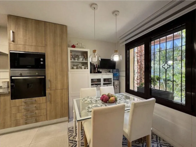 Discover your new home in Estepona! Enjoy stunning sea views from above. This charming three-story townhouse offers an ideal space to enjoy life on the Costa del Sol. With 240 m² built and 200 m² of living space, it features a private garage and additiona