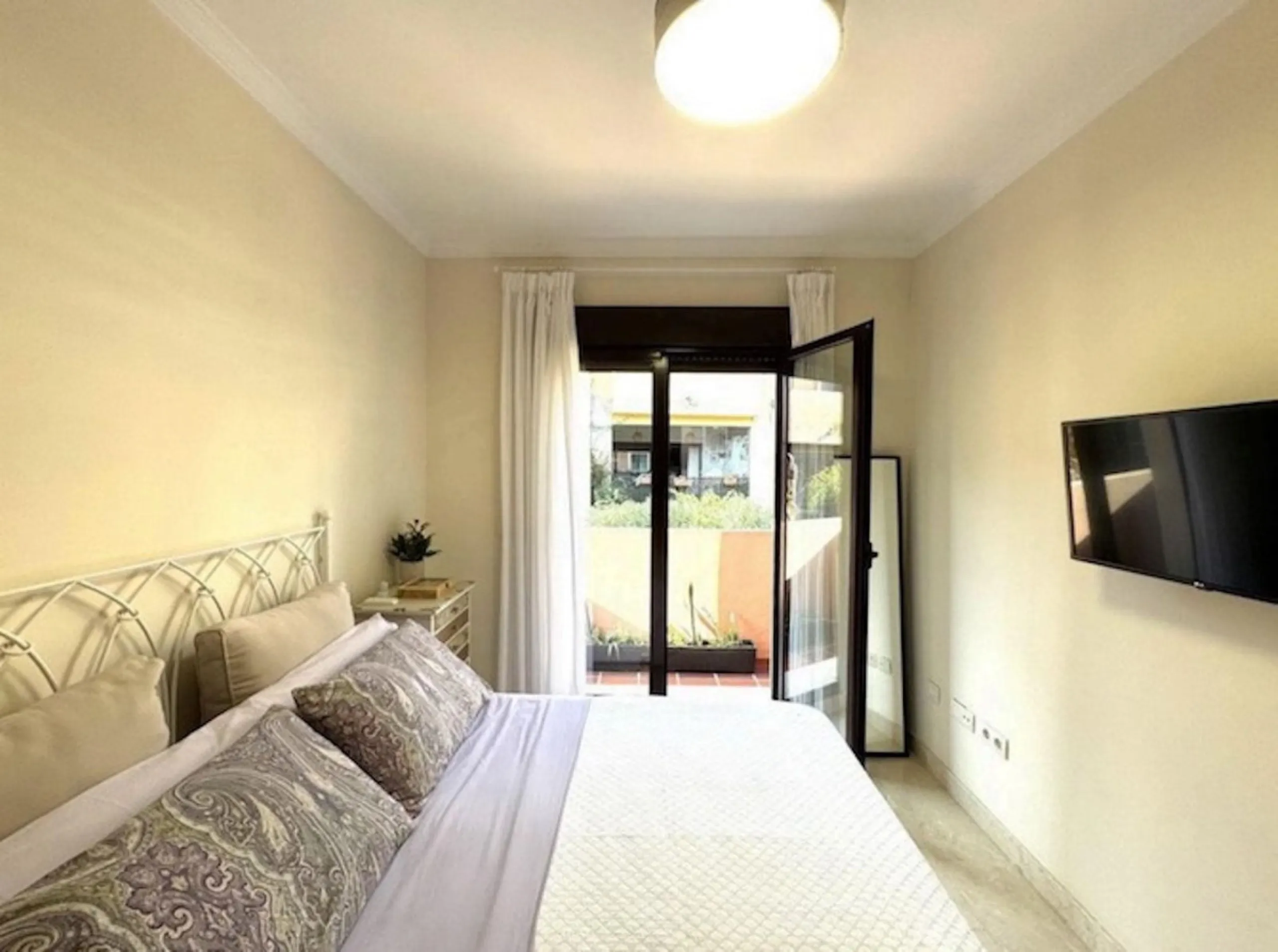 Discover your new home in Estepona! Enjoy stunning sea views from above. This charming three-story townhouse offers an ideal space to enjoy life on the Costa del Sol. With 240 m² built and 200 m² of living space, it features a private garage and additiona