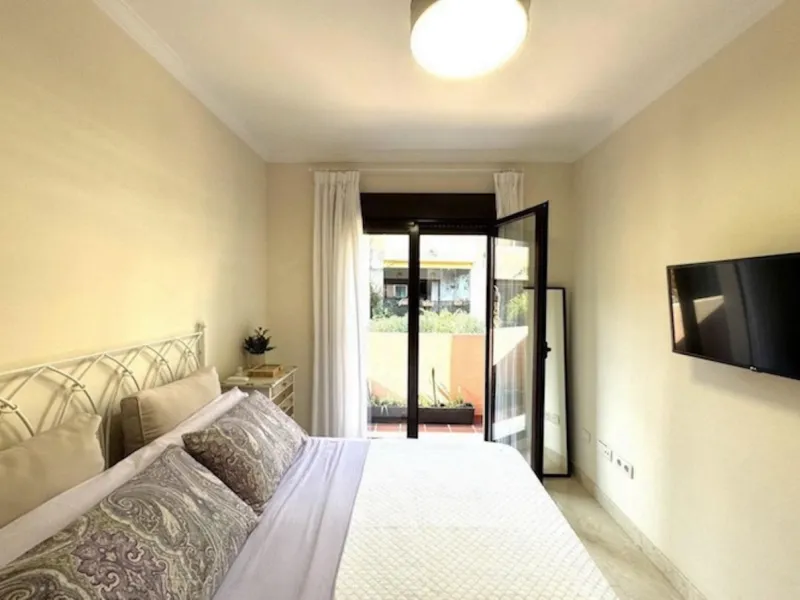 Discover your new home in Estepona! Enjoy stunning sea views from above. This charming three-story townhouse offers an ideal space to enjoy life on the Costa del Sol. With 240 m² built and 200 m² of living space, it features a private garage and additiona