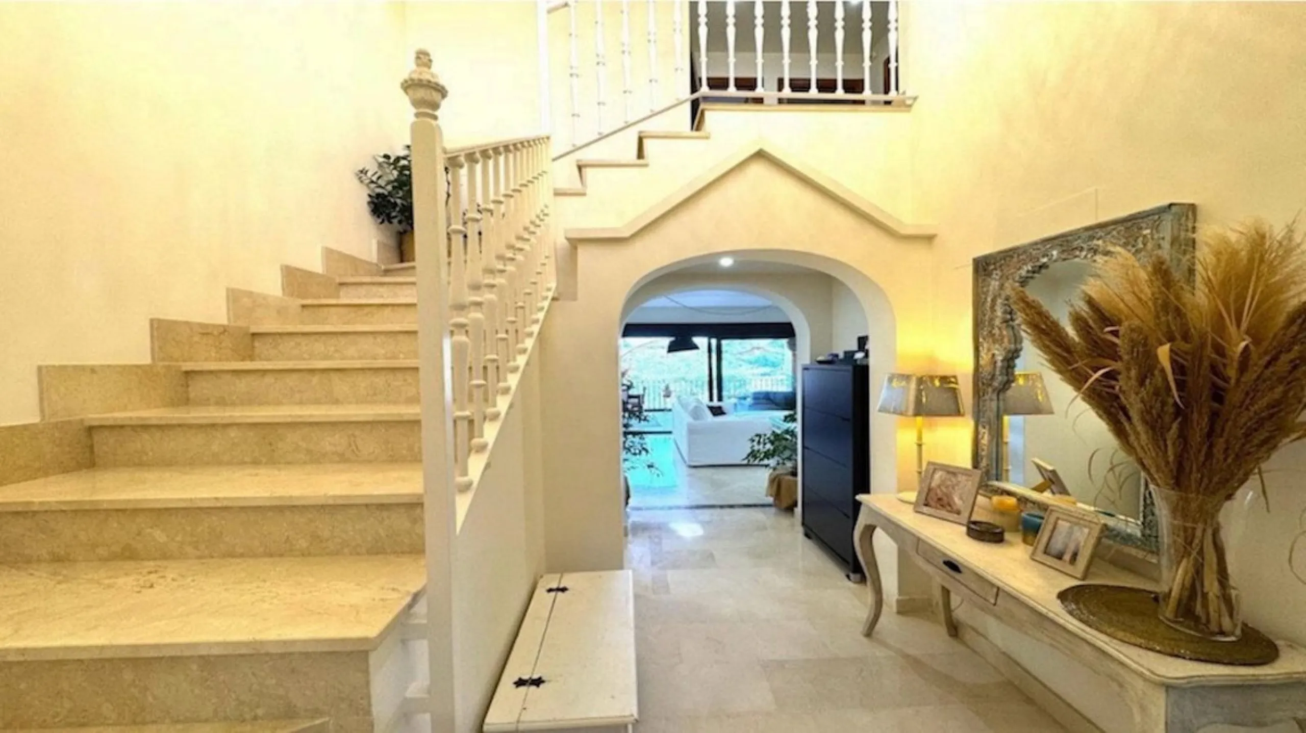 Discover your new home in Estepona! Enjoy stunning sea views from above. This charming three-story townhouse offers an ideal space to enjoy life on the Costa del Sol. With 240 m² built and 200 m² of living space, it features a private garage and additiona
