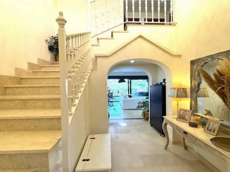 Discover your new home in Estepona! Enjoy stunning sea views from above. This charming three-story townhouse offers an ideal space to enjoy life on the Costa del Sol. With 240 m² built and 200 m² of living space, it features a private garage and additiona