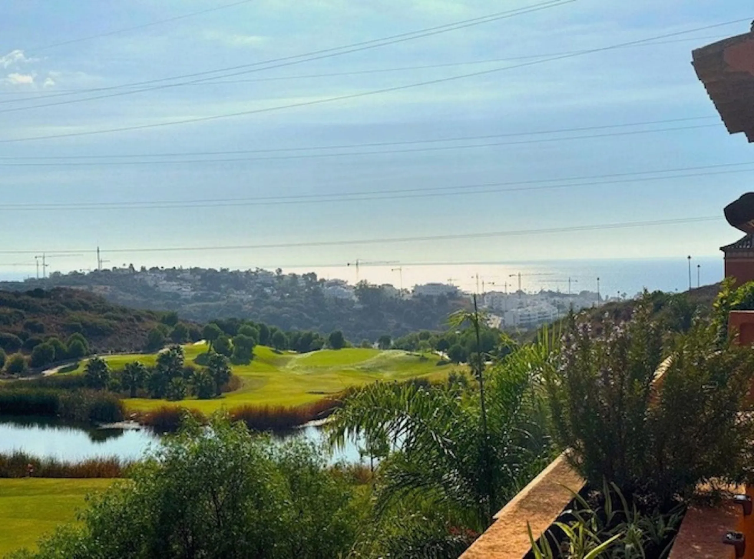 Discover your new home in Estepona! Enjoy stunning sea views from above. This charming three-story townhouse offers an ideal space to enjoy life on the Costa del Sol. With 240 m² built and 200 m² of living space, it features a private garage and additiona